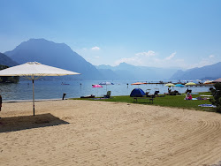 Foto di Gmundner Strandbad sorretto da scogliere