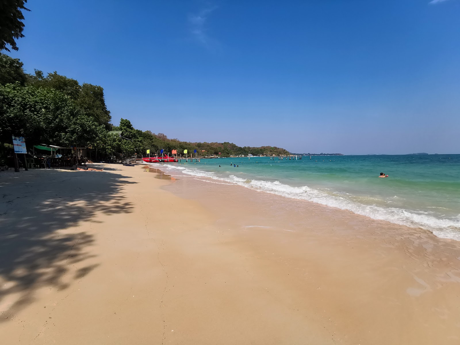 Foto di Wai Beach II con una superficie del sabbia bianca
