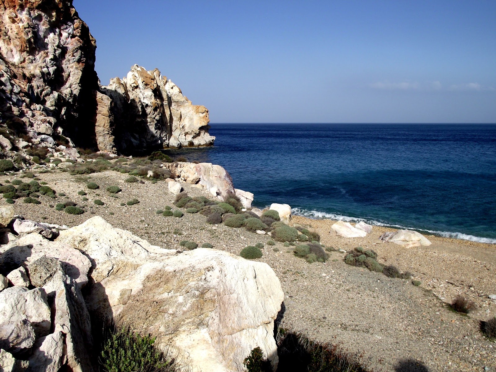 Paralia Thiafes'in fotoğrafı küçük koy ile birlikte