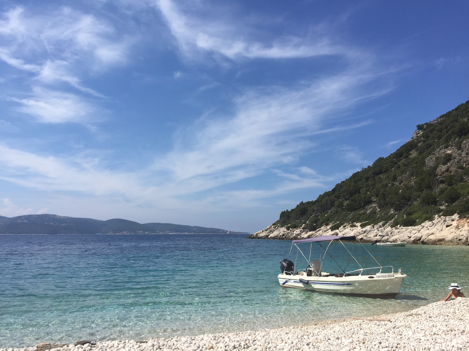 Foto van Ammoudi Strand met kleine baai