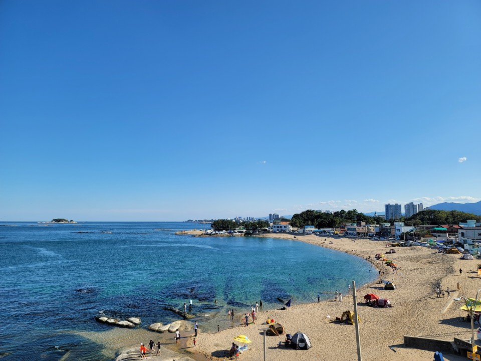 Foto di Cheonggan Beach con una superficie del sabbia beige