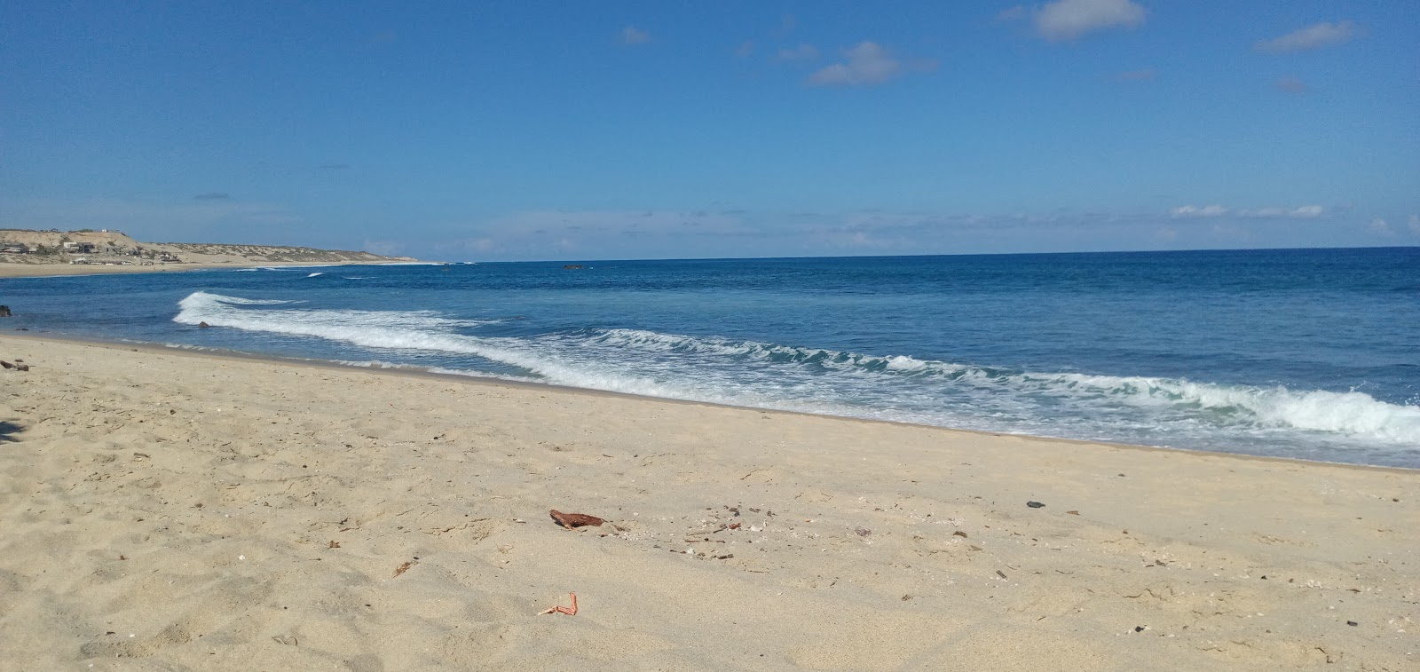 Foto av Playa Santa Agueda med turkos rent vatten yta