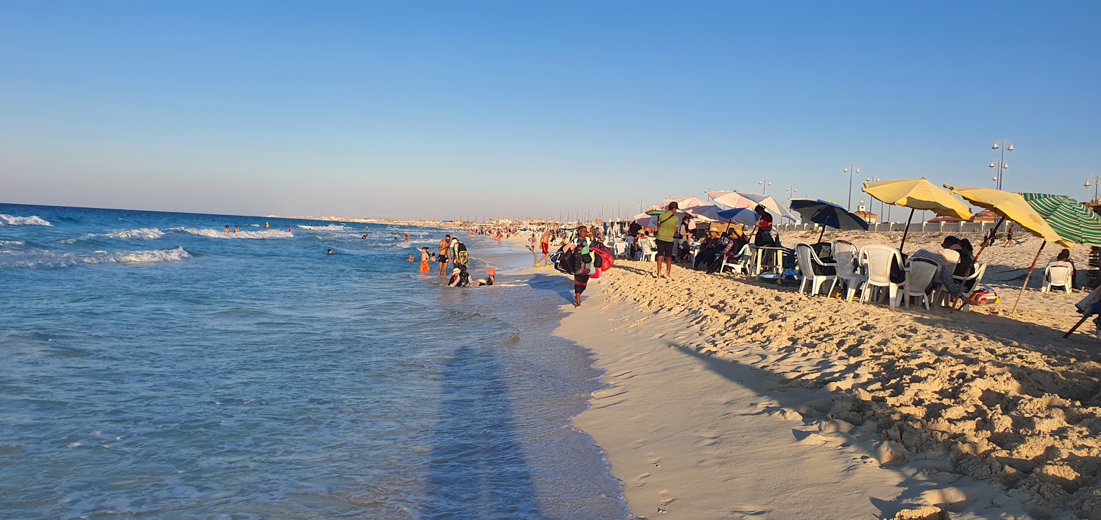 Foto van Dora Al Abyad Beach met turquoise puur water oppervlakte