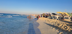 Foto von Dora Al Abyad Beach mit türkisfarbenes wasser Oberfläche
