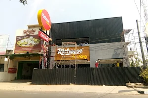 Richeese Factory Purwakarta image