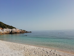 Photo de Limnionas beach situé dans une zone naturelle