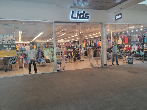 Lids, 651 Kapkowski Rd, Elizabeth, NJ 07208, USA, 