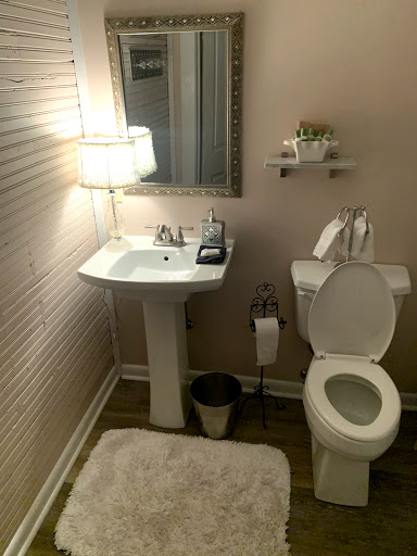 Lodge «The Farmhouse Inn», reviews and photos, 108 W Swan St, Centerville, TN 37033, USA