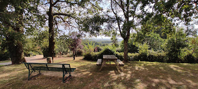 Une table ombragée avec vue à Miramont-Sensacq