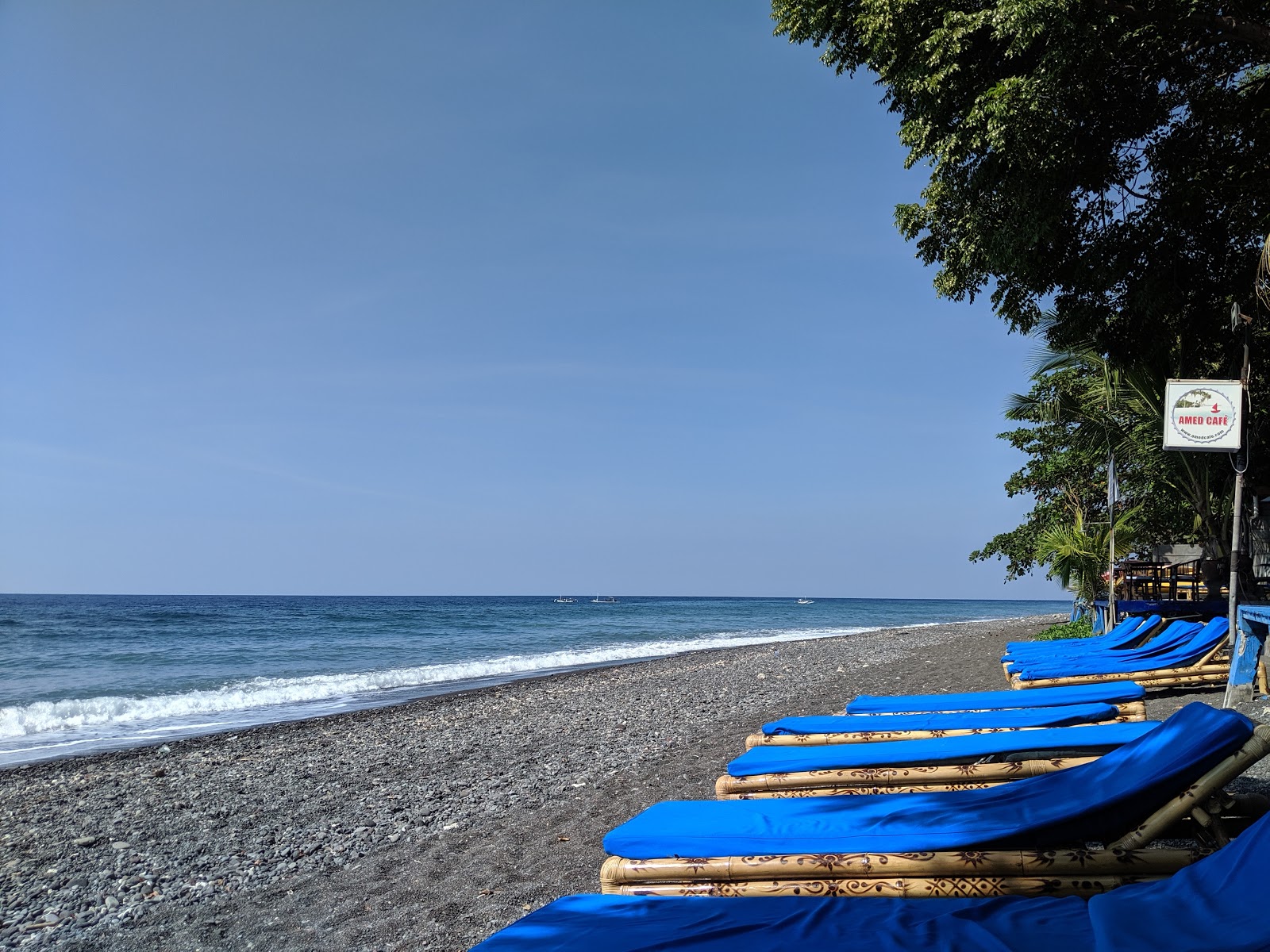 Foto von Amed Beach mit geräumiger strand