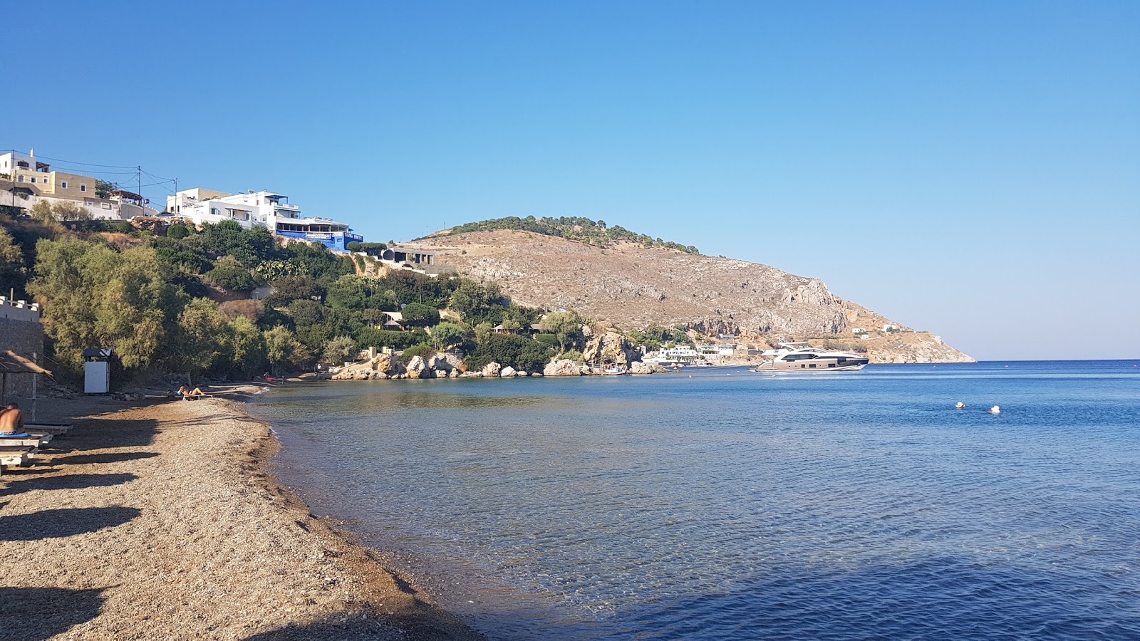 Vromolithos beach的照片 带有灰色细卵石表面