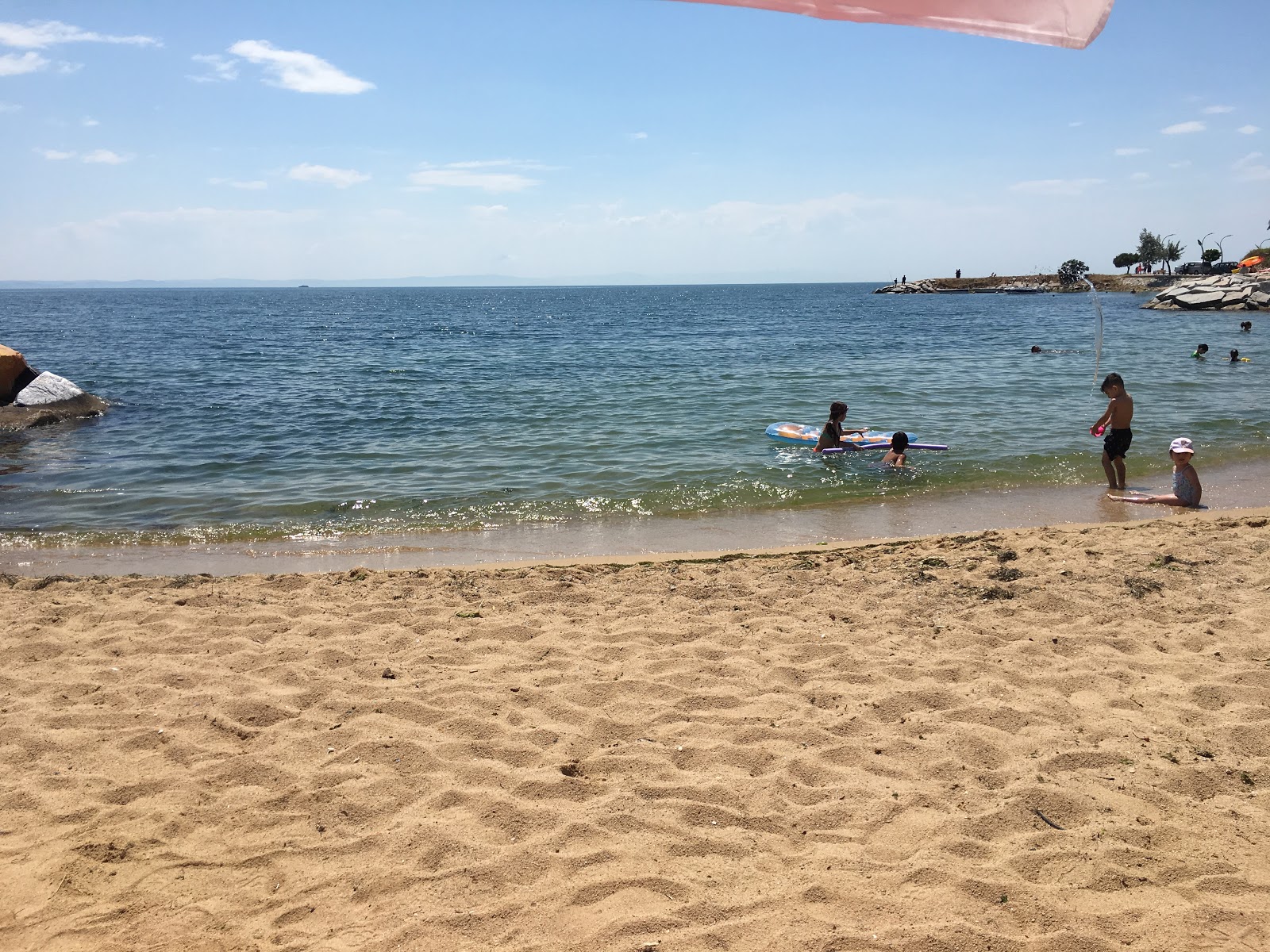 Armutlu Plajı'in fotoğrafı birden fazla uzun koy ile birlikte