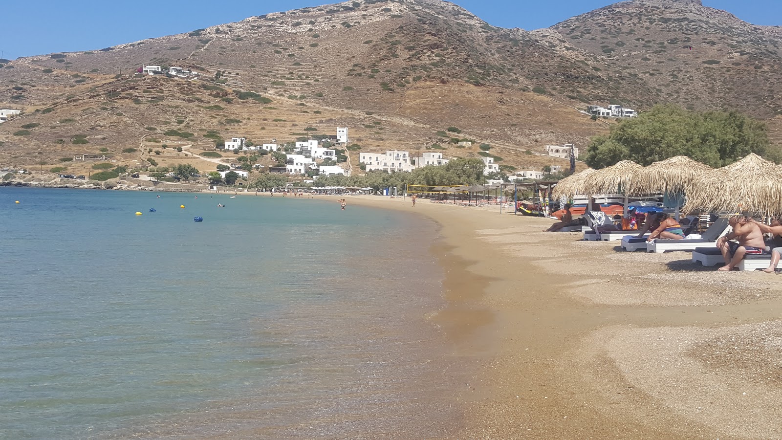 Foto de Paralia Gialos con bahía mediana