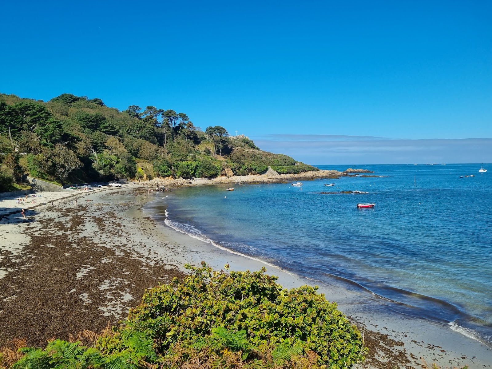 Foto von Portelet Beach Guernsey mit beiger sand Oberfläche