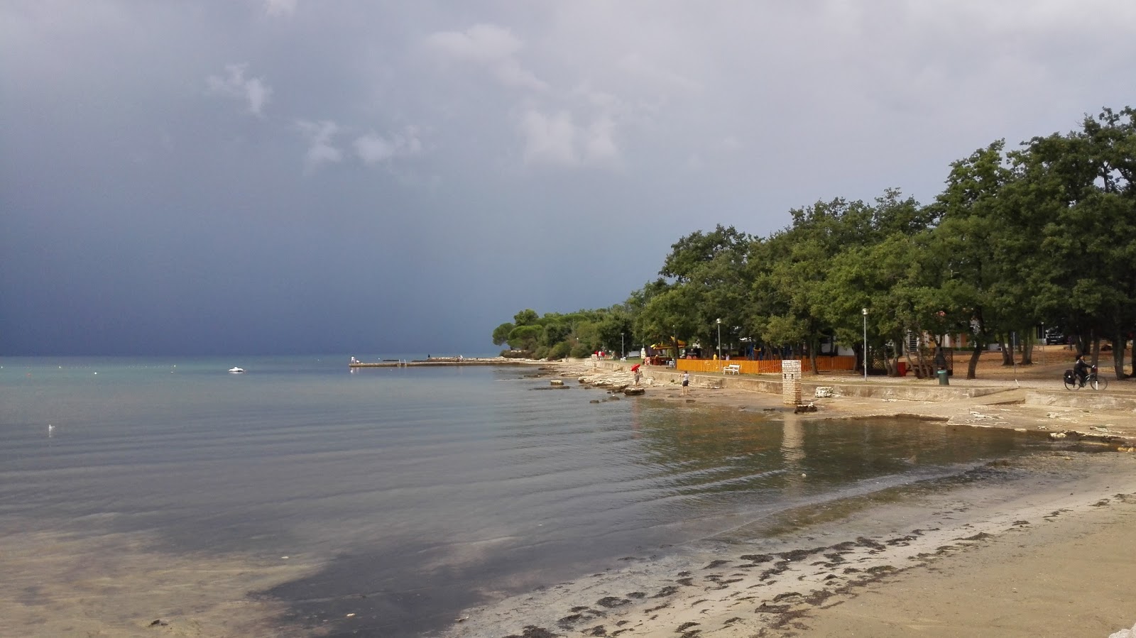 Foto de Potocina beach - lugar popular entre os apreciadores de relaxamento
