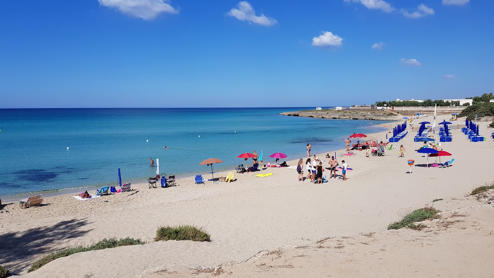 Φωτογραφία του Cesareo beach με μπεζ άμμος επιφάνεια
