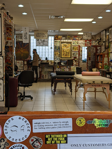 Tattoo Shop «Deluxe Tattoo», reviews and photos, 1459 W Irving Park Rd, Chicago, IL 60613, USA