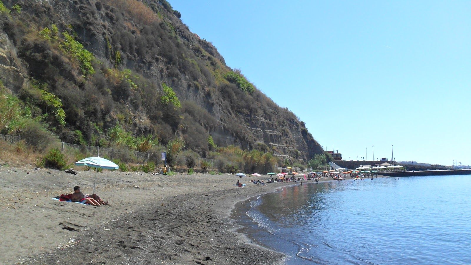 Spiaggia di Acquamorta的照片 带有蓝色的水表面
