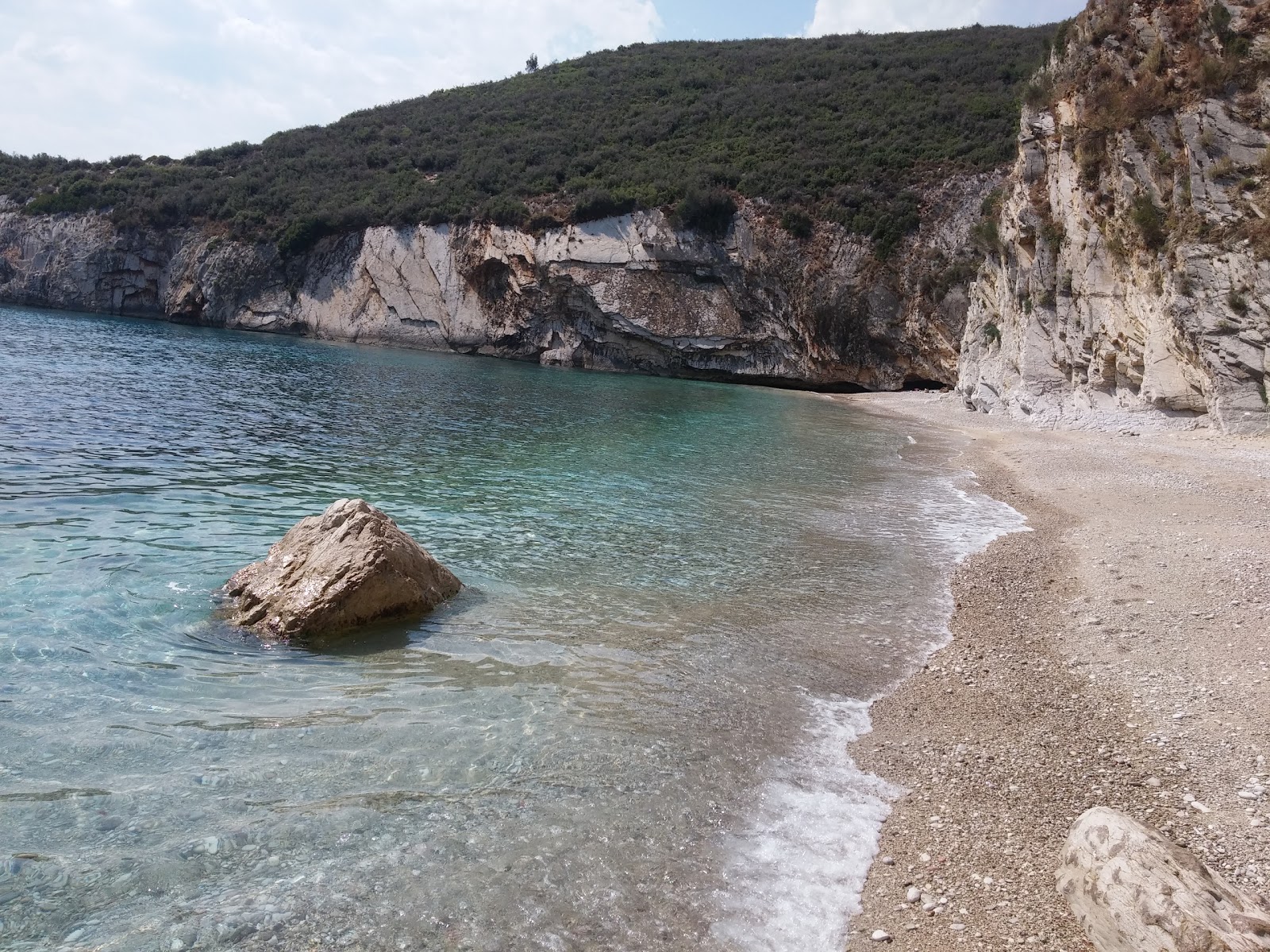 Zdjęcie Filikur Beach położony w naturalnym obszarze