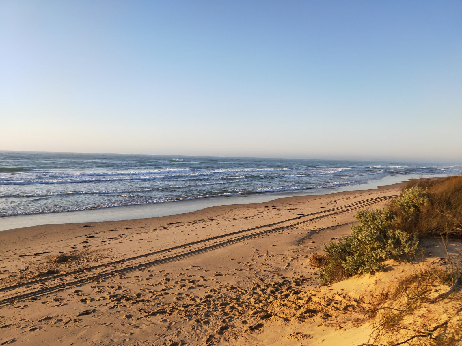 Foto de McGauran Beach - lugar popular entre os apreciadores de relaxamento