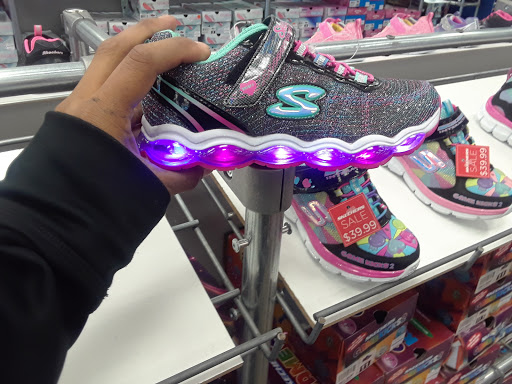 Shoe Store «SKECHERS Factory Outlet», reviews and photos, 3030 E 9th St, Oakland, CA 94601, USA