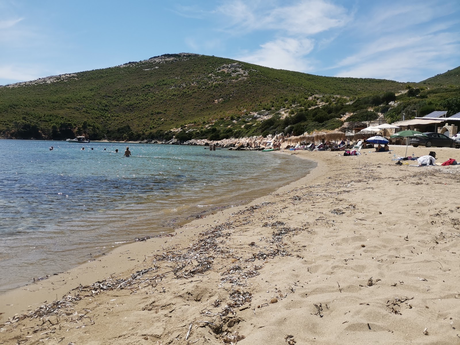 Fotografie cu Agios Fokas beach sprijinit de stânci