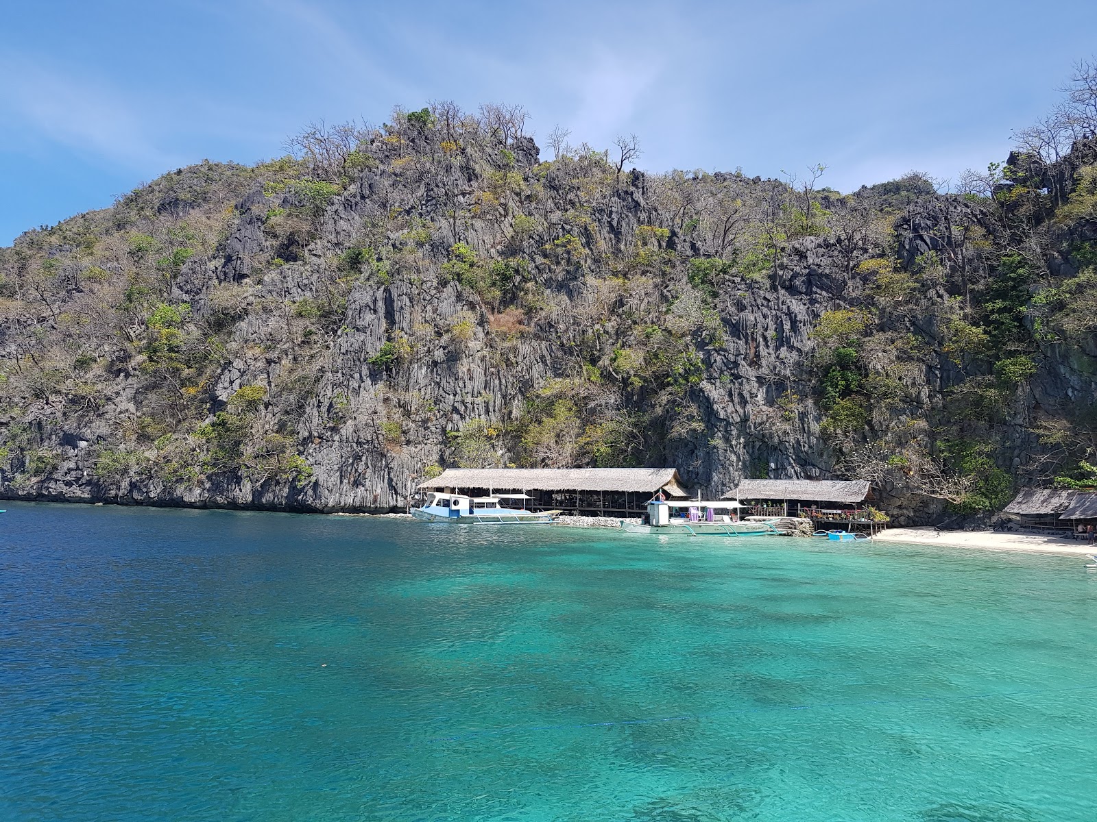 Foto von Atwayan Beach umgeben von Bergen