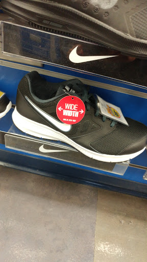 Sporting Goods Store «Big 5 Sporting Goods - La Puente», reviews and photos, 1809 N Hacienda Blvd, La Puente, CA 91744, USA