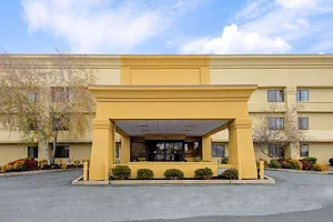 La Quinta Inn & Suites by Wyndham Harrisburg Airport Hershey image