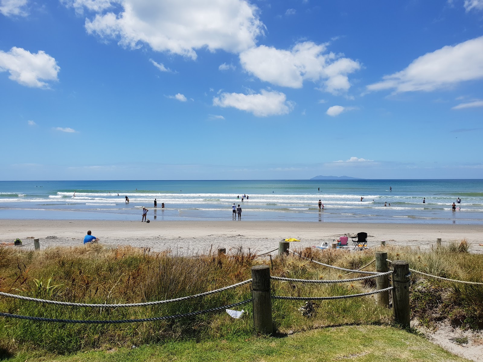 Waihi Beach的照片 带有碧绿色纯水表面