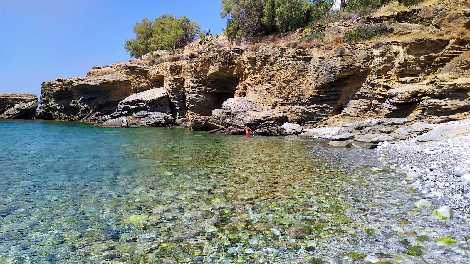 Foto de Sarolimeni beach y el asentamiento