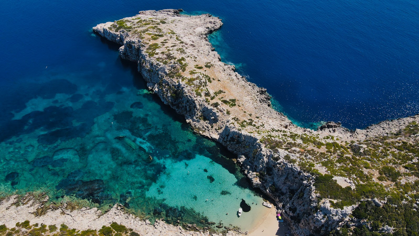 Vourlia Beach'in fotoğrafı dağlarla çevrili
