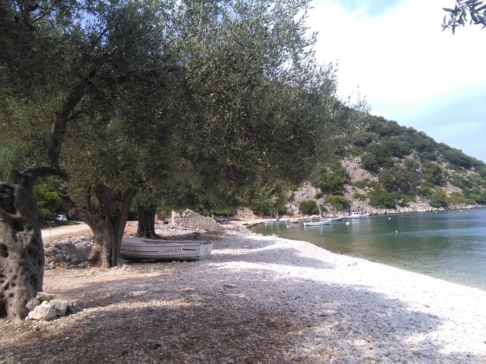 Foto von Kakogilos beach von Klippen umgeben