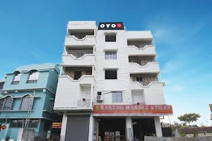 Super OYO Flagship Airport Comfort Stay image