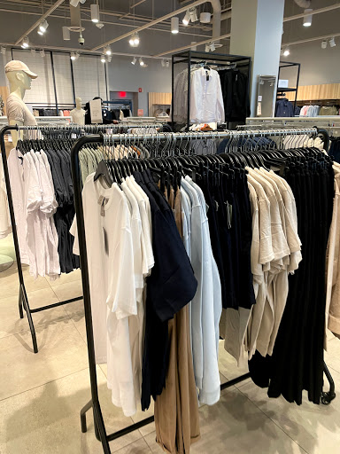 Clothing Store «H&M», reviews and photos, 37 Aquarium Way, Long Beach, CA 90802, USA