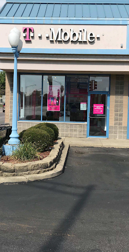 T-Mobile, 8400 Grand Ave, River Grove, IL 60171, USA, 