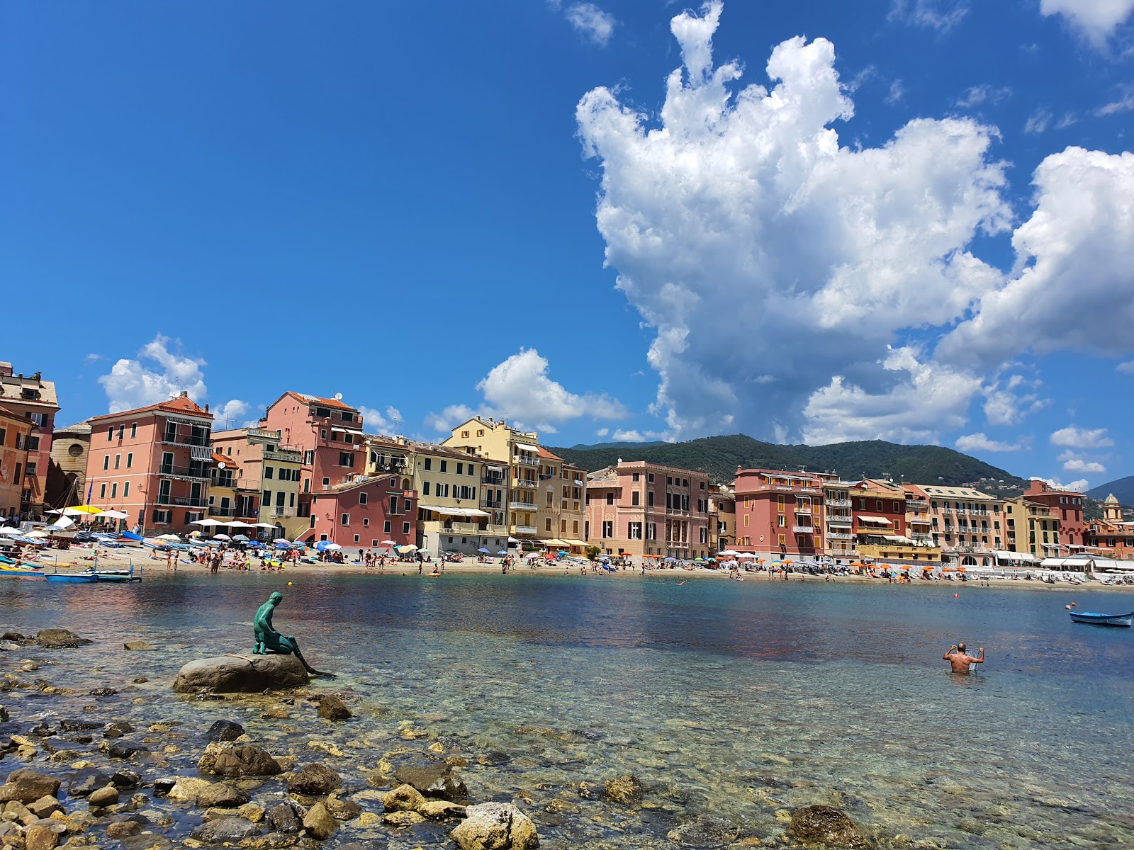 Spiaggia Baia del Silenzio'in fotoğrafı ve yerleşim