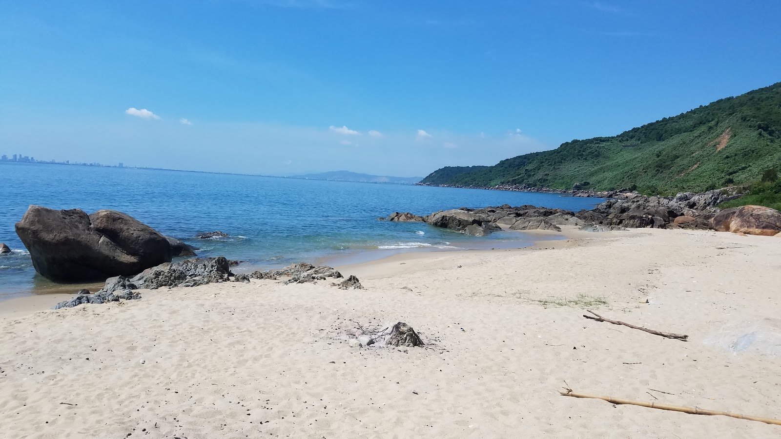 Φωτογραφία του Sung Co Beach με φωτεινή άμμος επιφάνεια