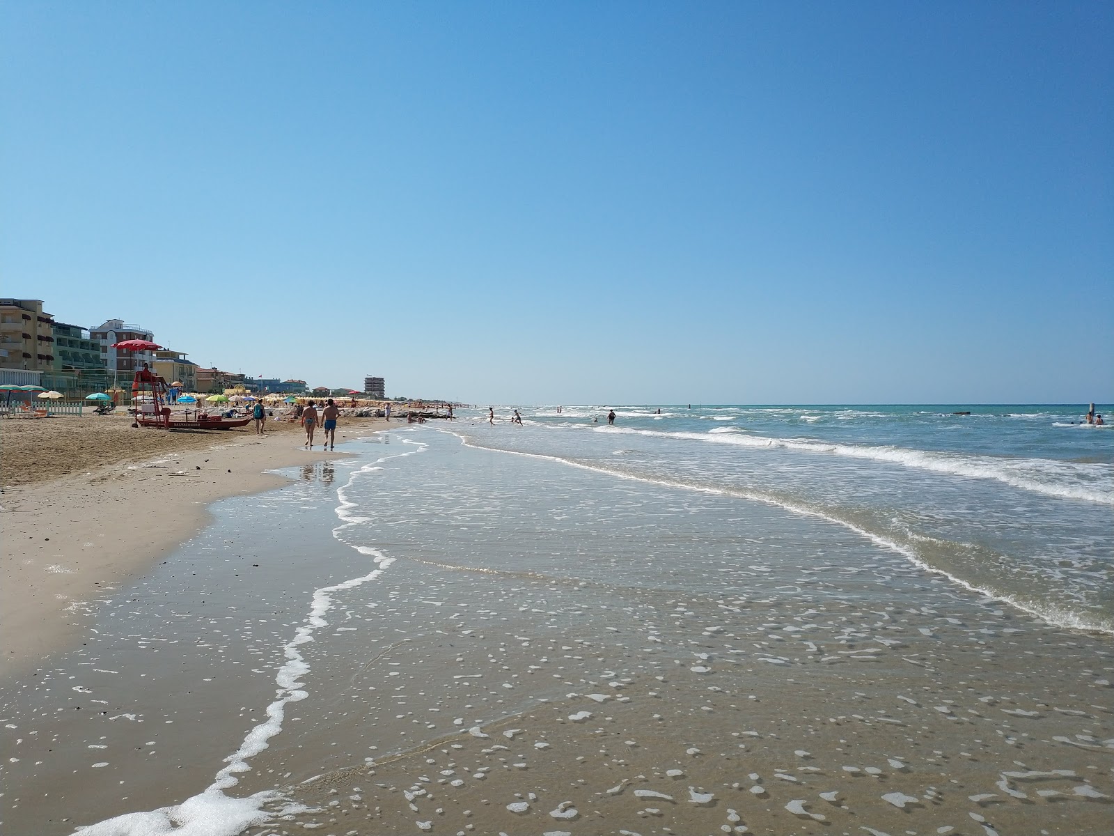 Torrette beach的照片 带有碧绿色水表面