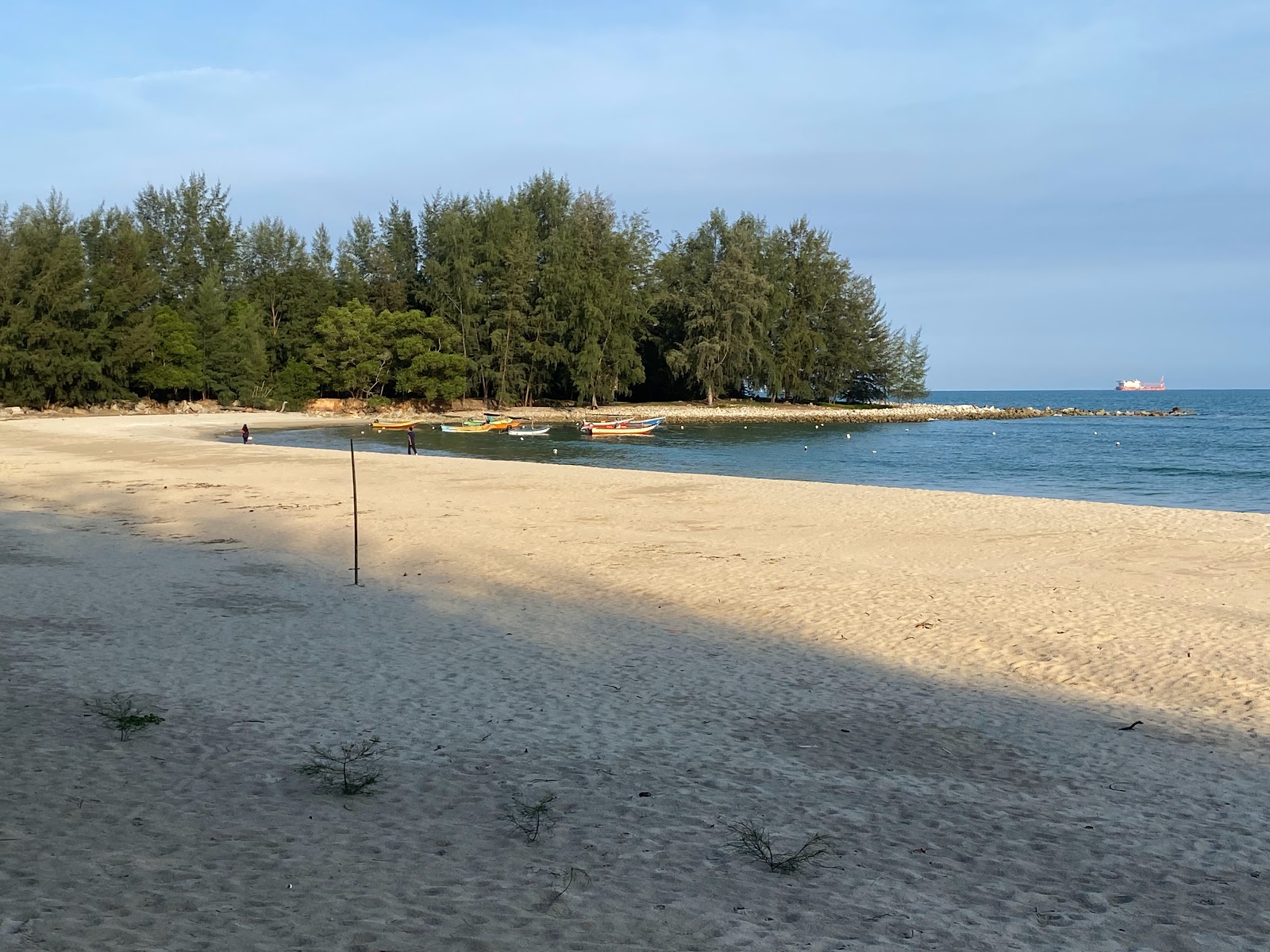 Fotografija Teluk Kalong Beach in naselje