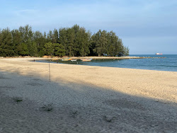 Teluk Kalong Beach'in fotoğrafı dağlarla çevrili