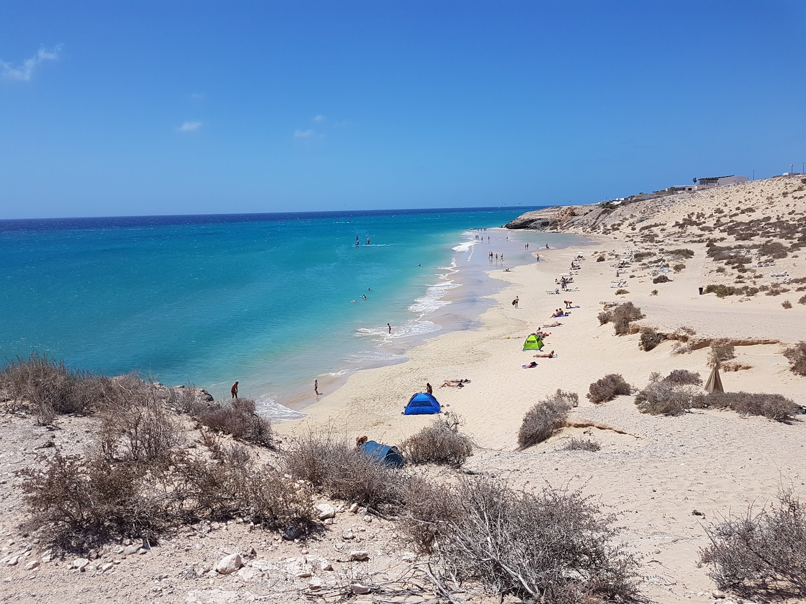 Φωτογραφία του Παραλία Εσμεράλδα με επίπεδο καθαριότητας πολύ καθαρό