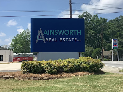 Amy Poole with Ainsworth Real Estate 2125 Henry St, Guntersville, AL 35976