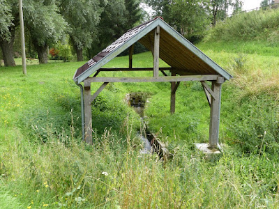 La source de l'ancien lavoir à Saint-Benin