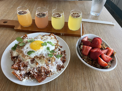 The Nest: También A BRUNCH Joint