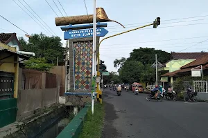 Batik monument Jlamprang image