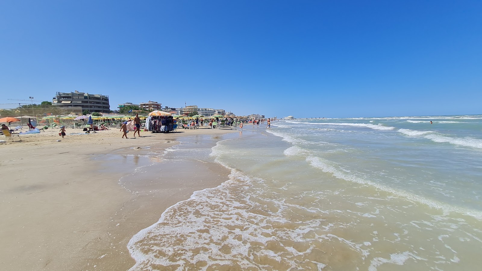 Valokuva Spiaggia Senigalliaista. pinnalla kirkas hiekka:n kanssa