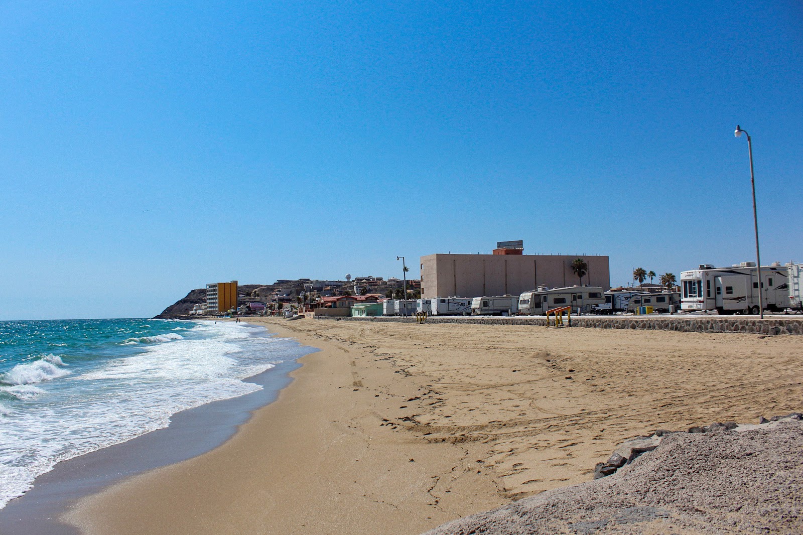 Fotografie cu Playa Mirador cu o suprafață de nisip strălucitor