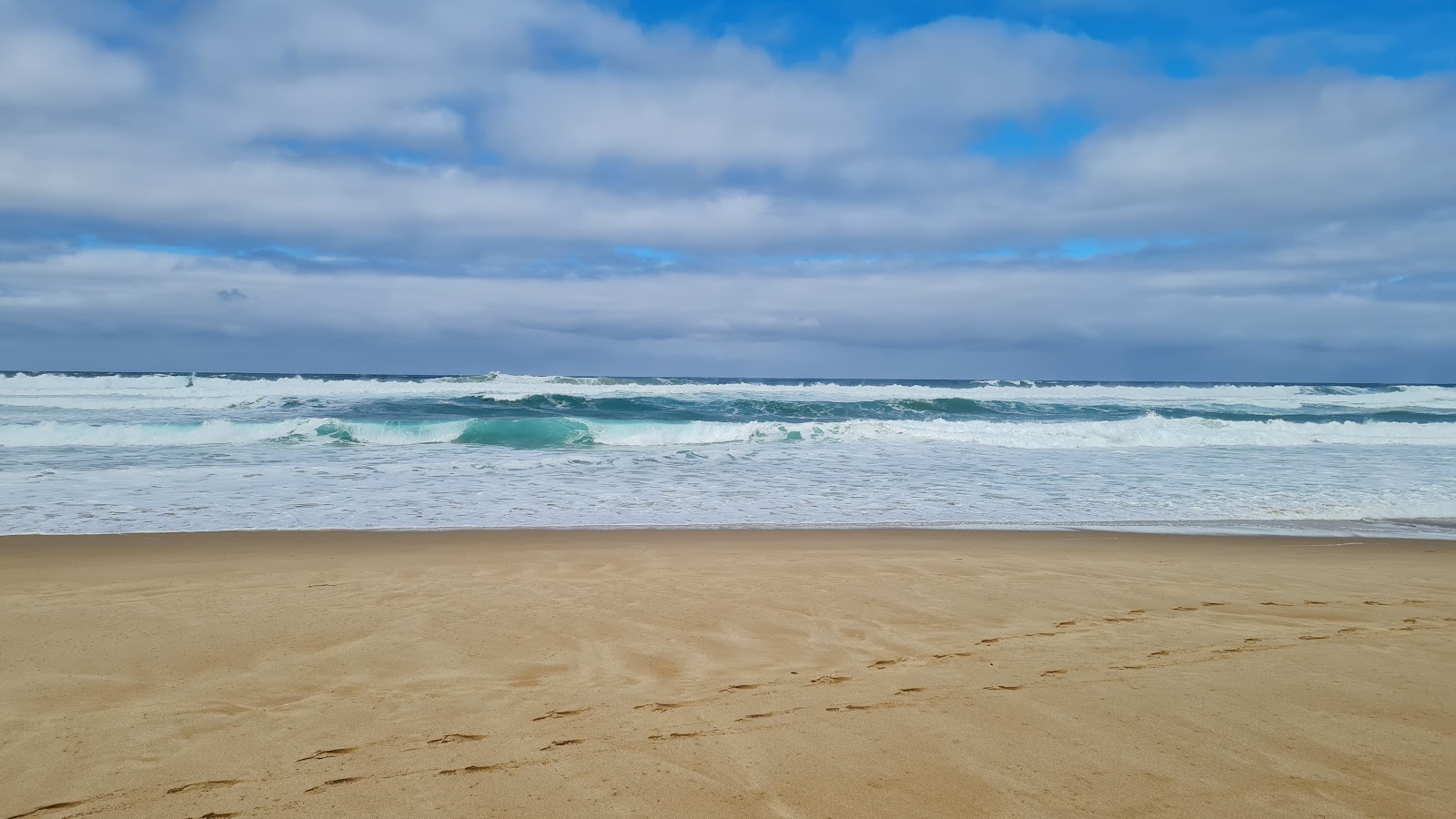 Photo of Johanna Beach surrounded by mountains