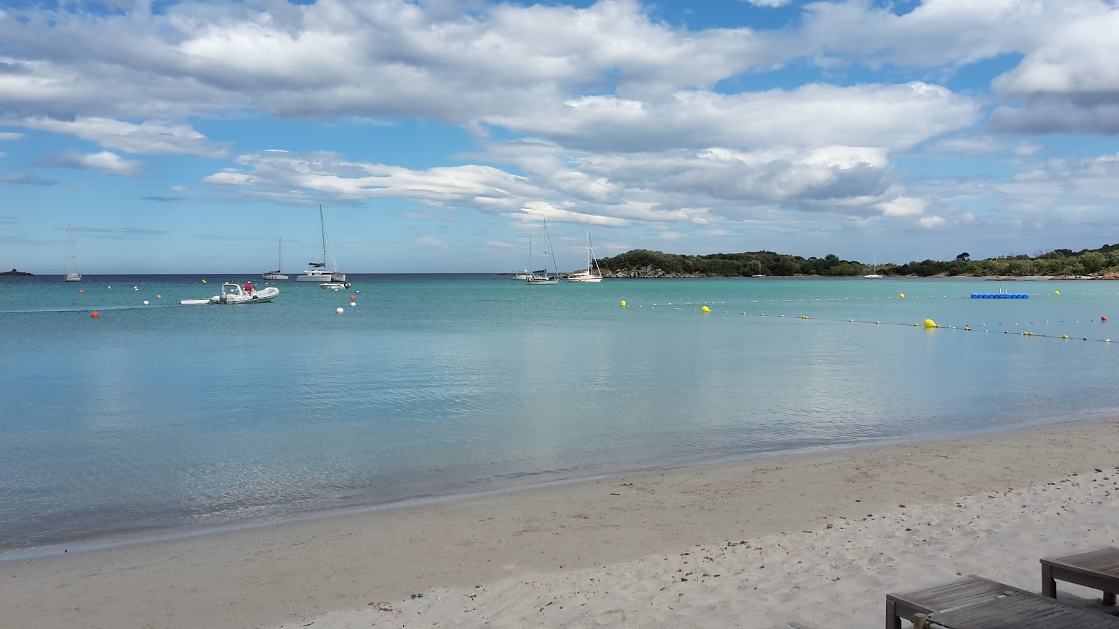 Photo de Plage de Pinarellu III avec l'eau cristalline de surface